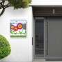 Edelstahl Briefkasten mit buntem Blumenmotiv und Zeitungsfach an einer weißen Hauswand.