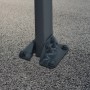 Detailaufnahme der Bodenbefestigung eines grauen Canopia Verona Carports aus Aluminium.