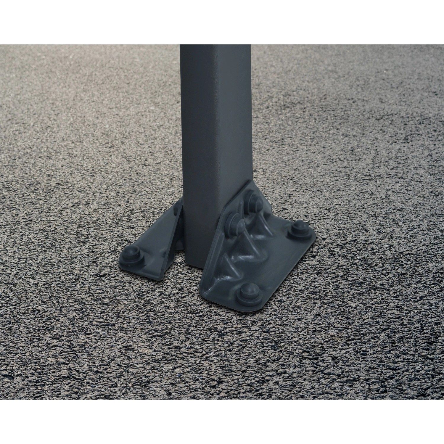 Detailaufnahme der Bodenbefestigung eines grauen Canopia Verona Carports aus Aluminium.