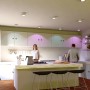 Moderne Küche mit weißen SSC-LUXon LED Aufbaustrahlern, smart gesteuert mit RGB CCT Licht.