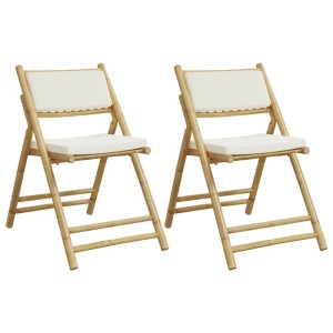 Zwei klappbare Bistrostühle aus Bambus mit cremeweißen Sitz- und Rückenkissen. Ideal für Garten und Balkon.
