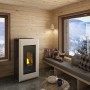 Freepoint Pelletofen Vega, Stahl weiß, 10,5 kW, im Wohnraum mit Holzverkleidung.