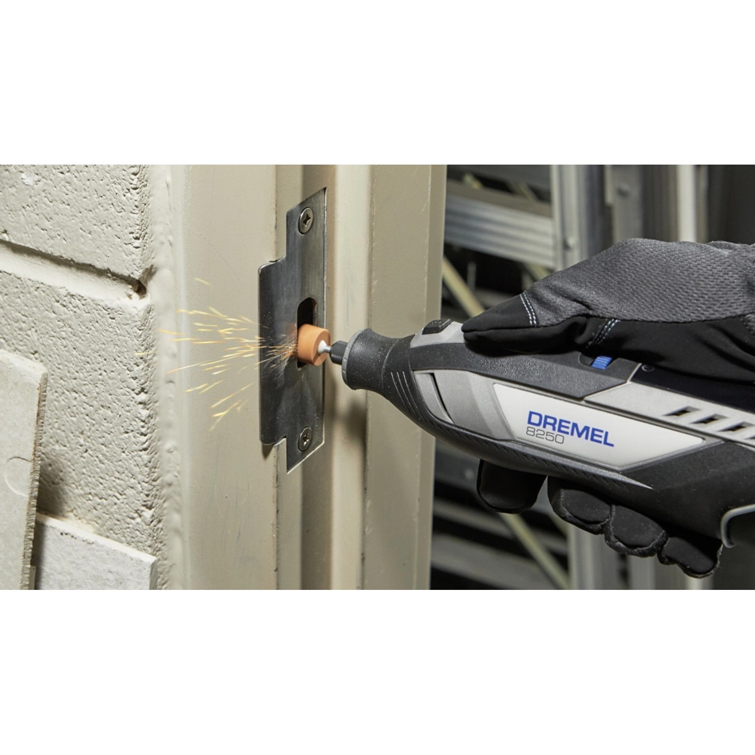 Dremel Akku-Multitool 8250-5 im Einsatz beim Schleifen von Metall, Funken fliegen.