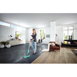 Frau wischt Boden mit Leifheit Bodenwischer Piccolo micro duo (türkis).