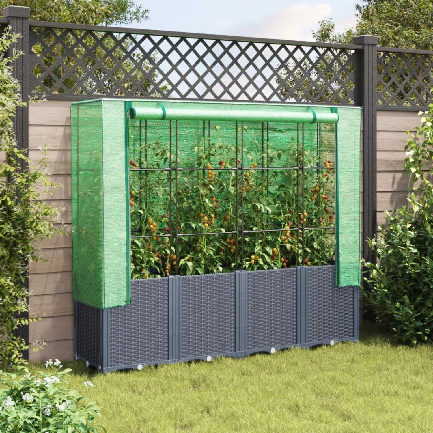 Dunkelgraues vidaXL Hochbeet mit Gewächshaus-Aufsatz im Garten.