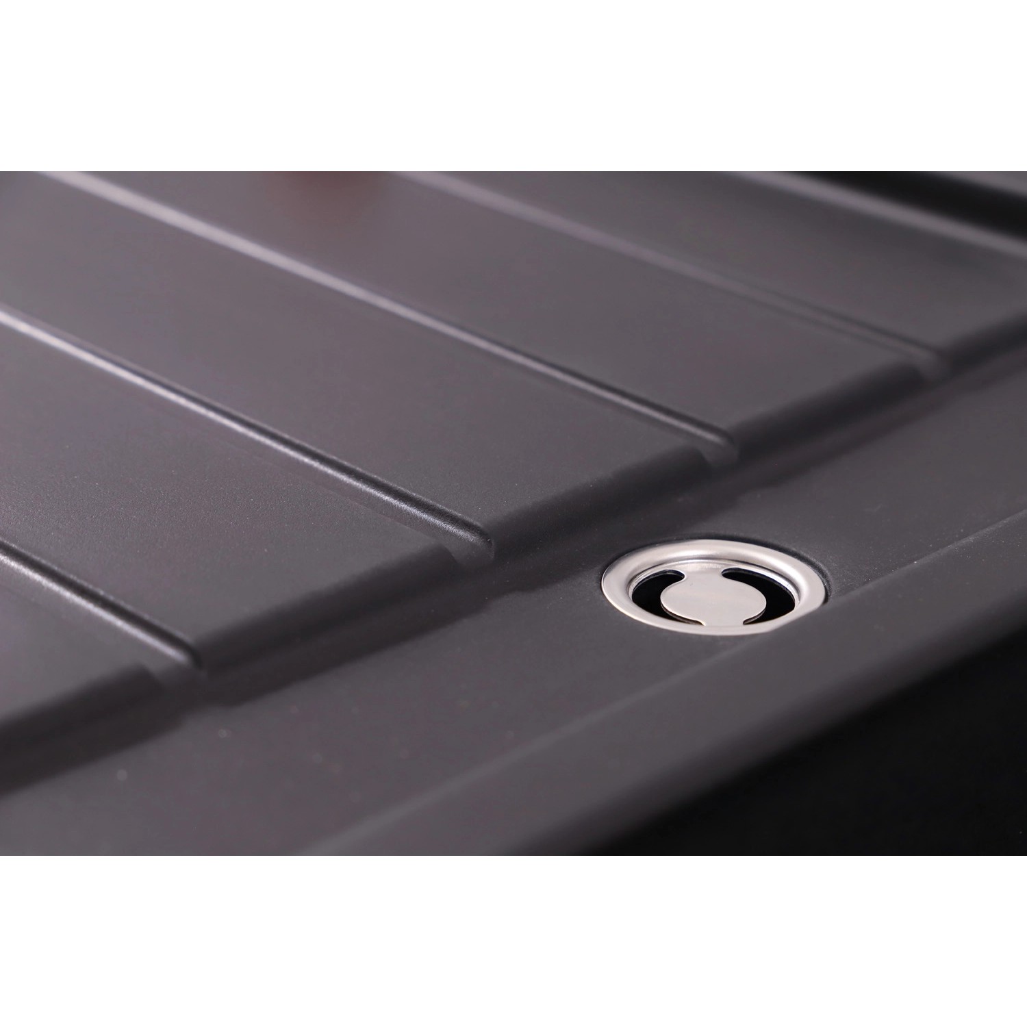 Detailaufnahme: Respekta Granitspüle Atlanta, 86x43,5 cm, schwarz, mit Abtropffläche und Siebkorb.