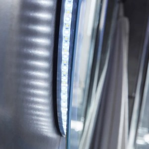 Detailaufnahme: Runder Aica Sanitär Badspiegel mit LED-Beleuchtung.