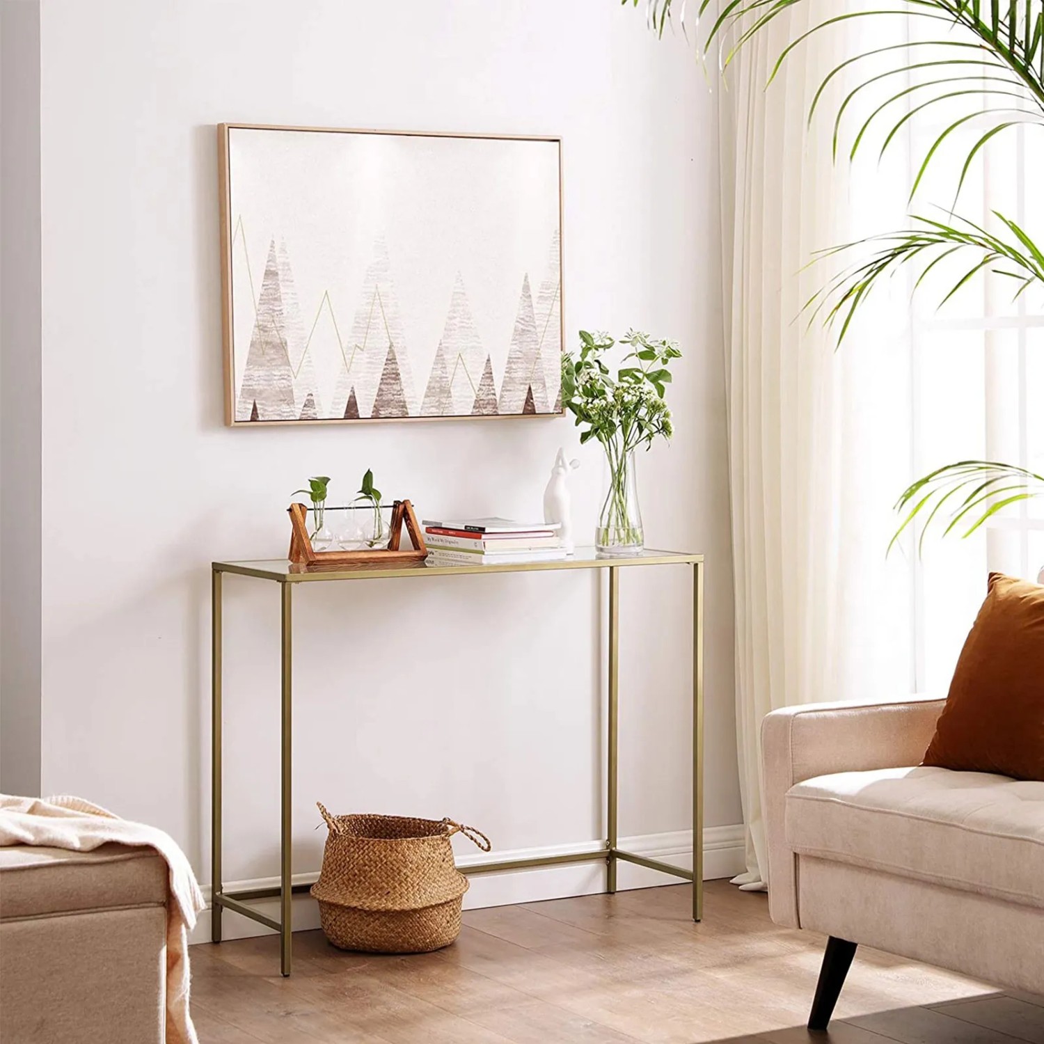 Vasagle Konsolentisch mit Hartglasplatte und goldenem Metallgestell im Wohnzimmer.