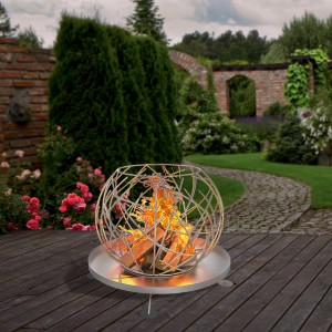 Wilk Feuerkorb Filigran, Ø 60cm, aus Stahl mit Flammen im Garten.