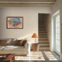 Wohnraum mit A.S. Creation Vliestapete Modern in Creme-Gold an der Wand.
