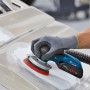 Bosch Professional Akku-Exzenterschleifer GEX 18V-125 im Einsatz auf einer Metalloberfläche.