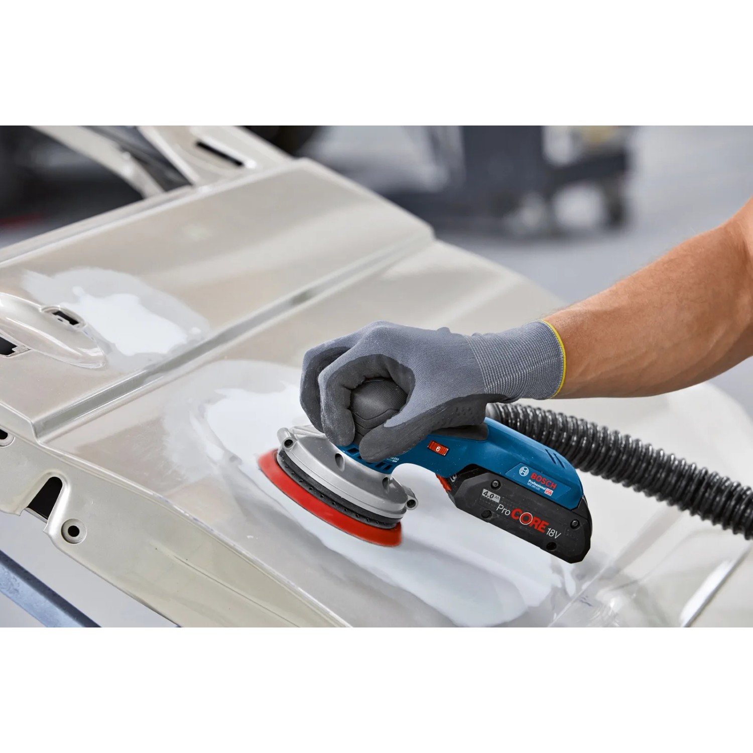Bosch Professional Akku-Exzenterschleifer GEX 18V-125 im Einsatz auf einer Metalloberfläche.