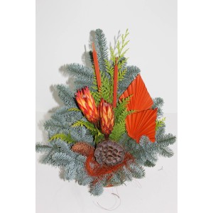 Grabschale Nobilis, orange, ca. 15 cm. Gesteck mit Tanne, Protea und Deko-Elementen für Gedenktage.