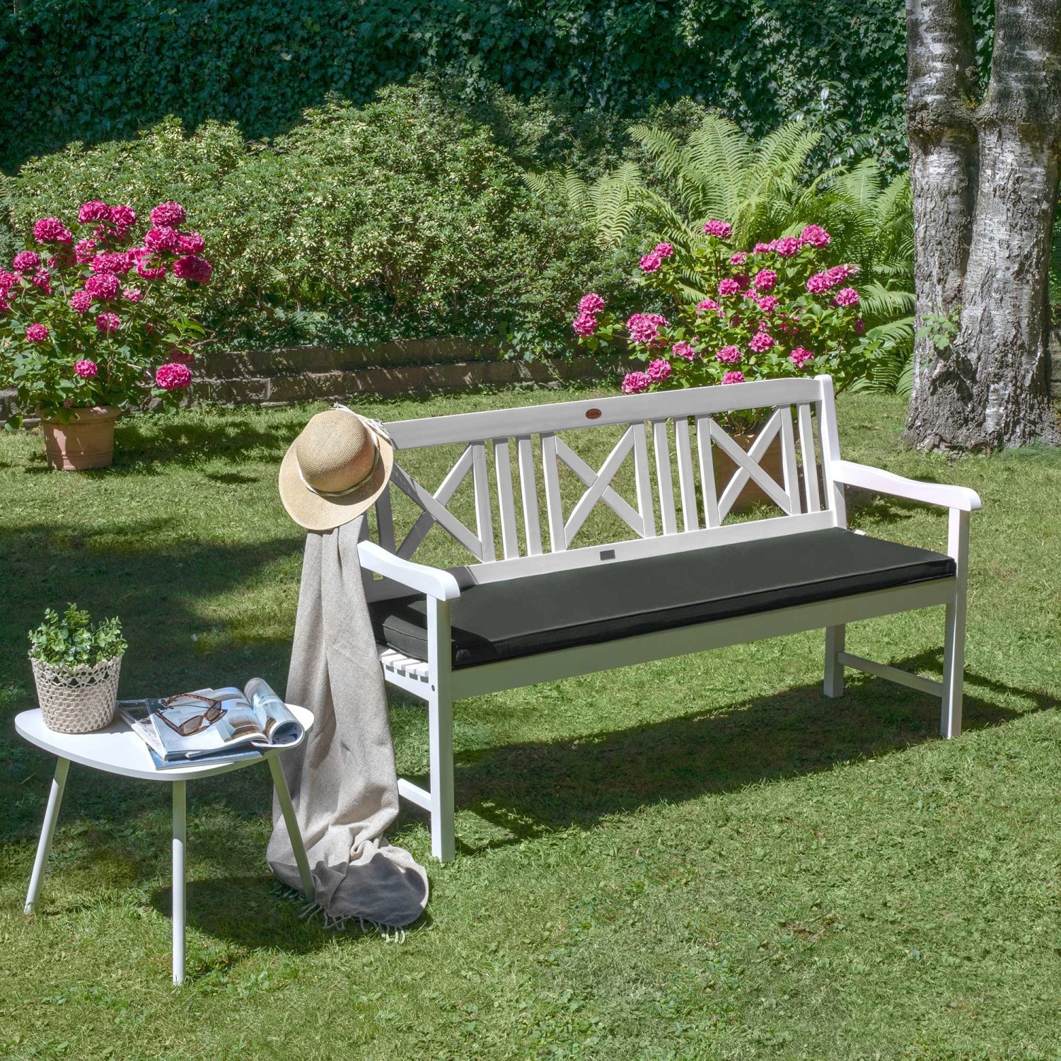 Beautissu Loft BK Bankauflage, 100x48cm, Graphitgrau, auf Gartenbank im Grünen.