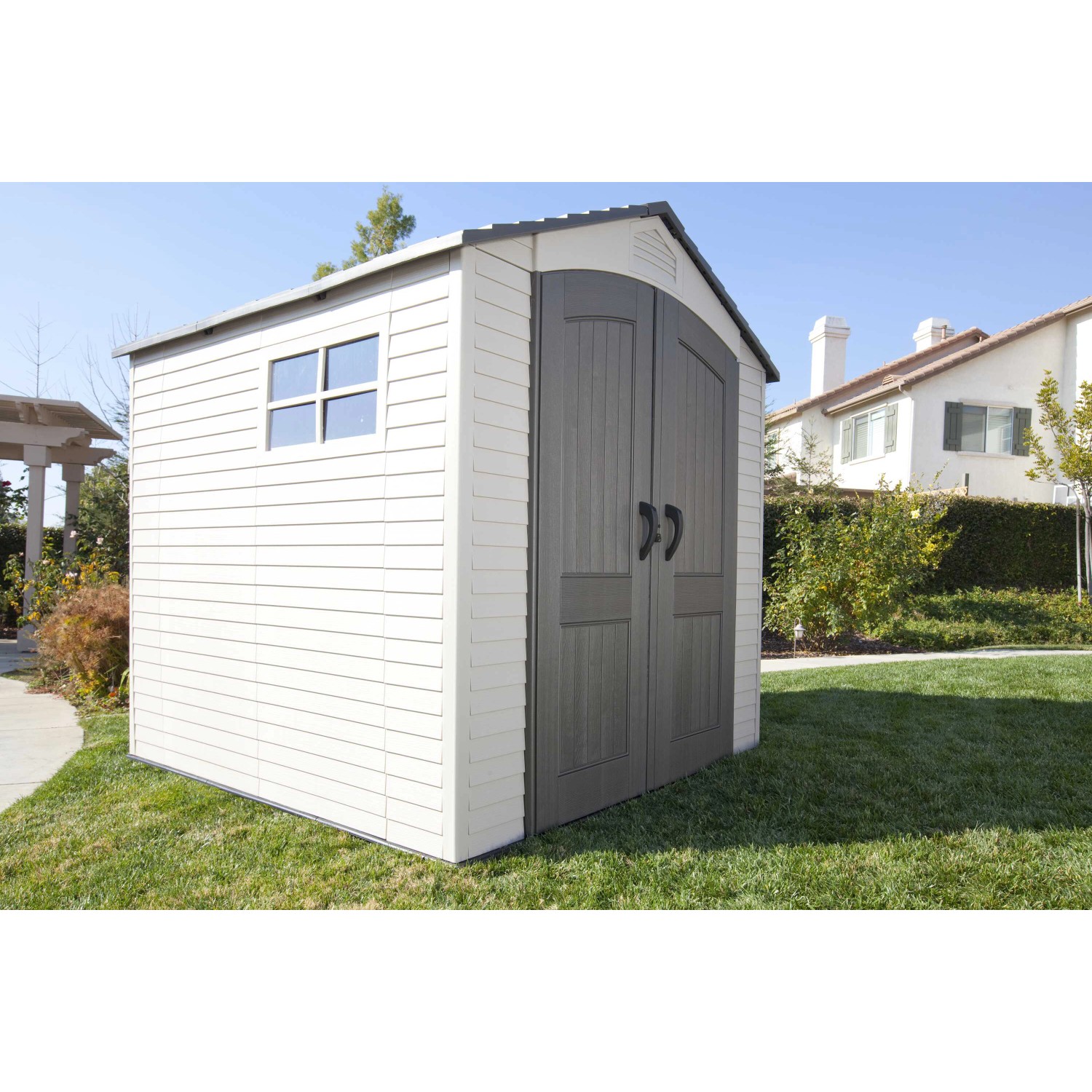 Lifetime Gerätehaus Fox, anthrazit-graues Kunststoff-Gartenhaus mit Doppeltür und Fenster.