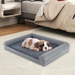 Graues orthopädisches Hundebett L mit weicher Liegefläche und 3-seitigem Bolster. Ein Welpe liegt bequem darauf.