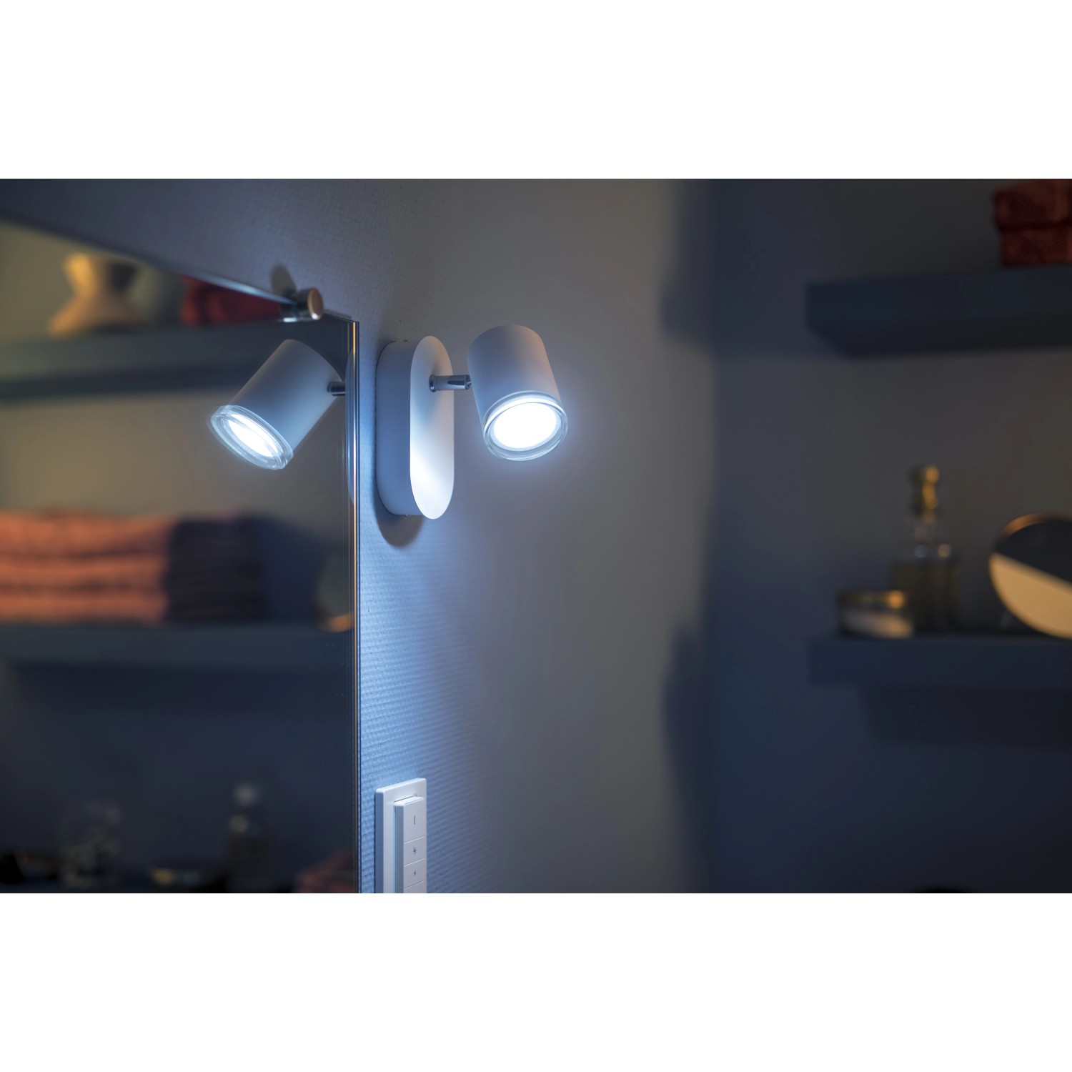 Philips Hue Adore Badspot, 2-flammig, Weiß, mit Dimmer für warmweißes bis kaltweißes Licht.