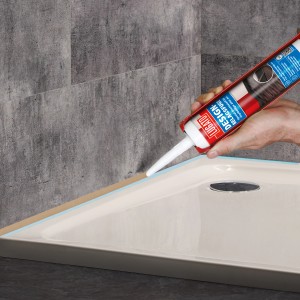 Anwendung von Lugato Designbelagsfuge Silbereiche (310ml) zum Abdichten einer Duschwanne.