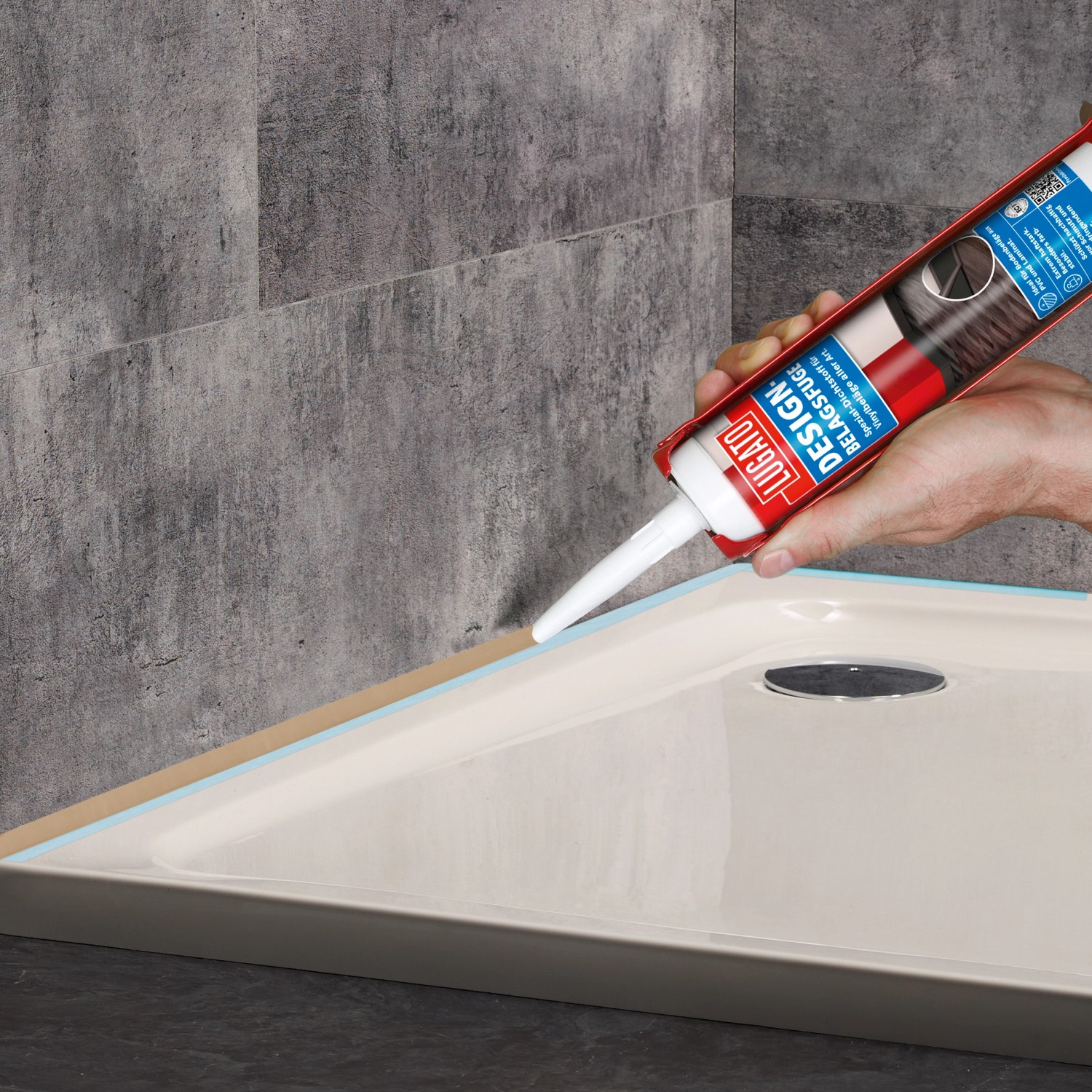 Anwendung von Lugato Designbelagsfuge Silbereiche (310ml) zum Abdichten einer Duschwanne.