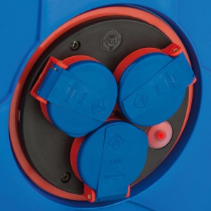 Detailaufnahme: Blaue Brennenstuhl Baustellen-Kabeltrommel mit 3 IP44 Schutzkontakt-Steckdosen.
