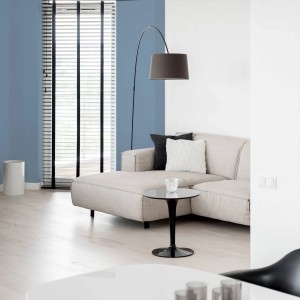 Wohnraum mit Wand in Alpakabeige von Tadessi. Matte Wandfarbe für Innenräume.