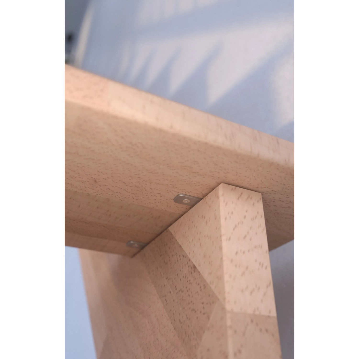 Detailaufnahme: Buchenholz-Treppe Lindos, gewendelt, mit Setzstufen und Holz-Edelstahl-Geländer.