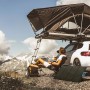 Faltbares 100W Solarpanel im Einsatz beim Camping mit Dachzelt auf einem Auto.