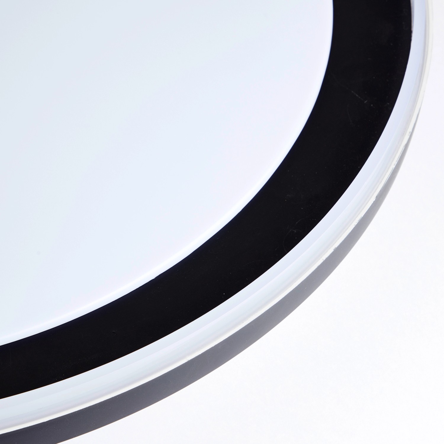 Detailaufnahme: Runde, schwarze LED-Deckenleuchte Pederson, 55 cm Durchmesser.