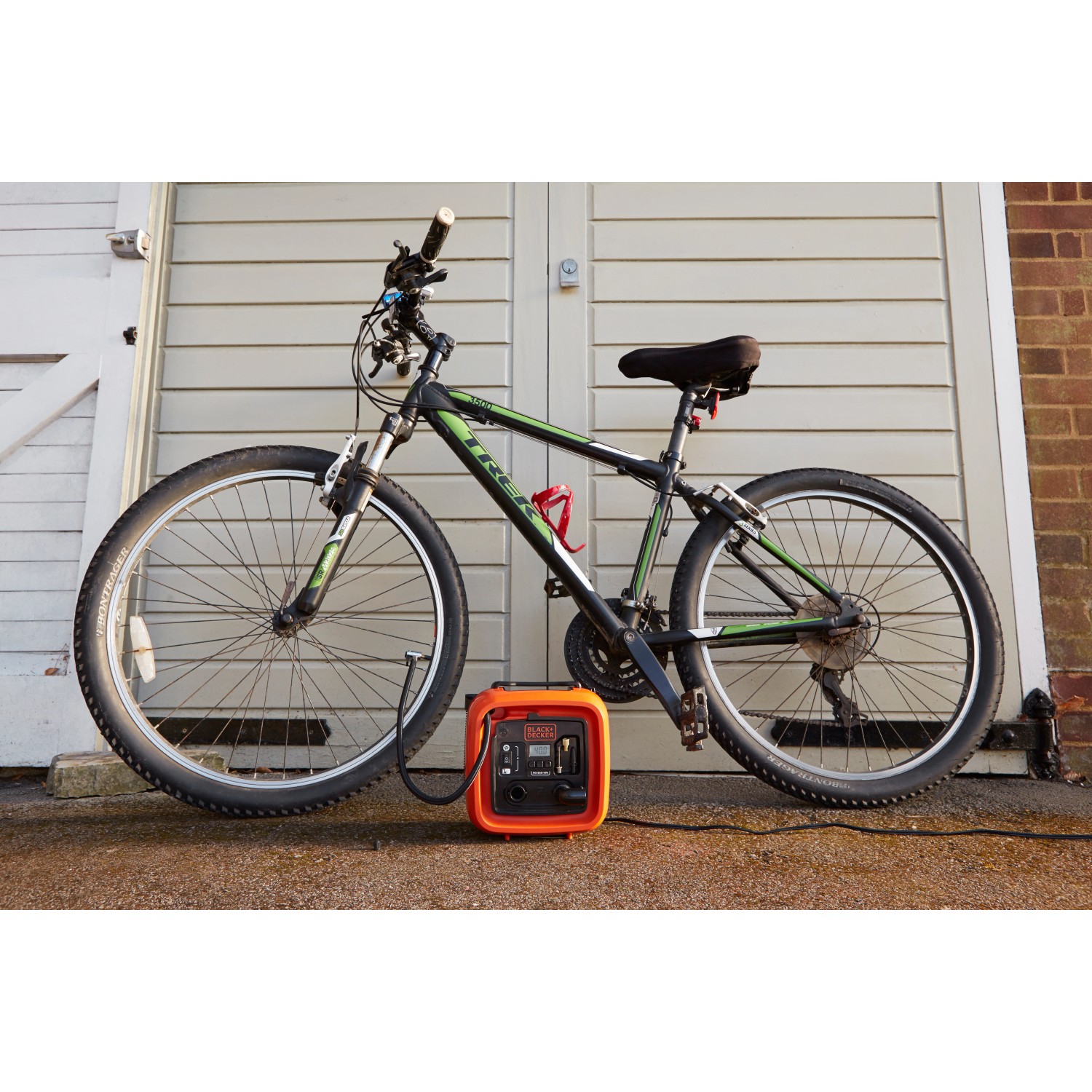 Black+Decker Luftpumpe ASI400 pumpt Fahrradreifen auf. Kompressor mit 12V Anschluss.