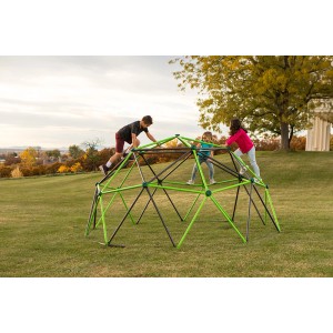 Lifetime Klettergerüst Geodome mit Kindern beim Klettern im Garten.
