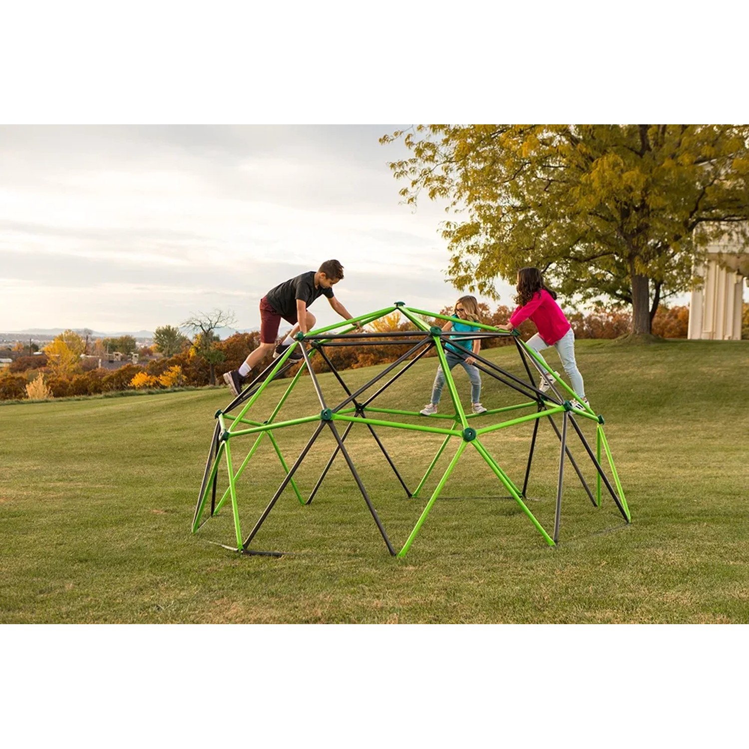 Lifetime Klettergerüst Geodome mit Kindern beim Klettern im Garten.