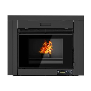 Sannover Pellet-Einsatz Idelya 9 kW, schwarzer Pelletofen mit Flamme im Brennraum.