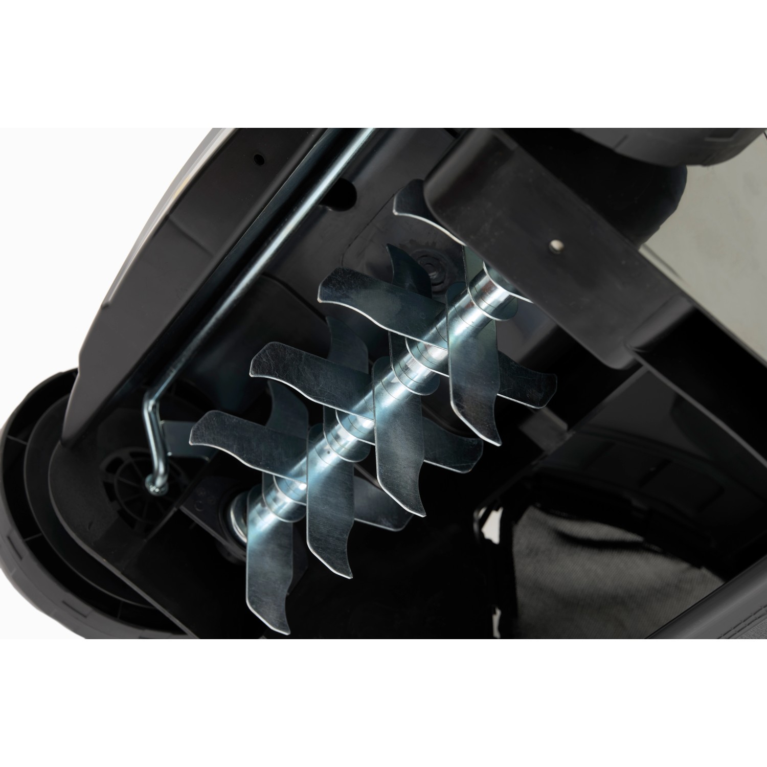 Detailaufnahme der Messerwalze des Alpina Elektro-Vertikutierers ASC 1.3 E.