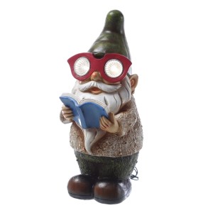 Grüner Solar Gartenzwerg Bücherwurm mit leuchtender roter Brille und blauem Buch. Ideal als Gartenfigur & Gartendeko.