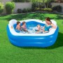 Blauer Family Pool mit Mutter und Kindern im Garten. Aufblasbarer Pool mit Kopfstützen und Getränkehalter.