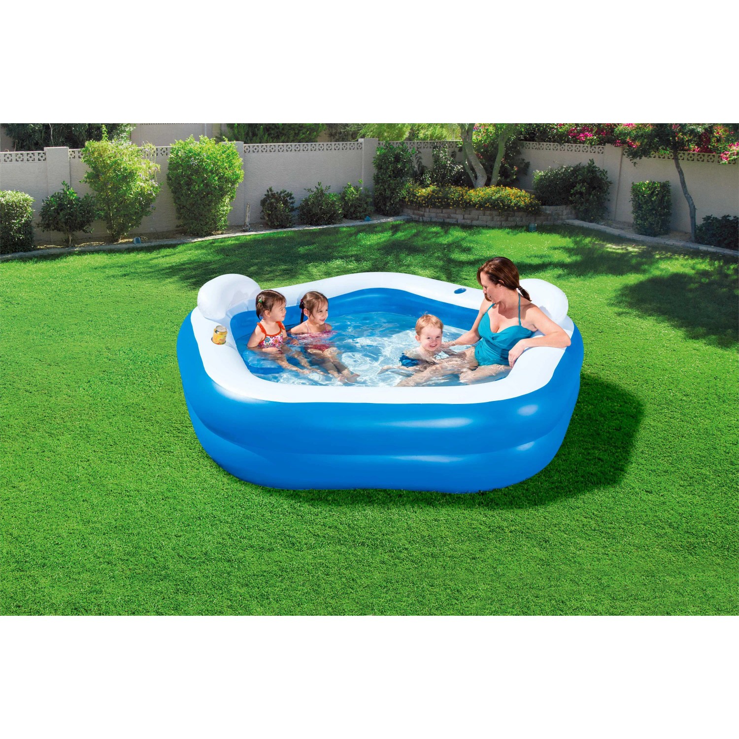 Blauer Family Pool mit Mutter und Kindern im Garten. Aufblasbarer Pool mit Kopfstützen und Getränkehalter.