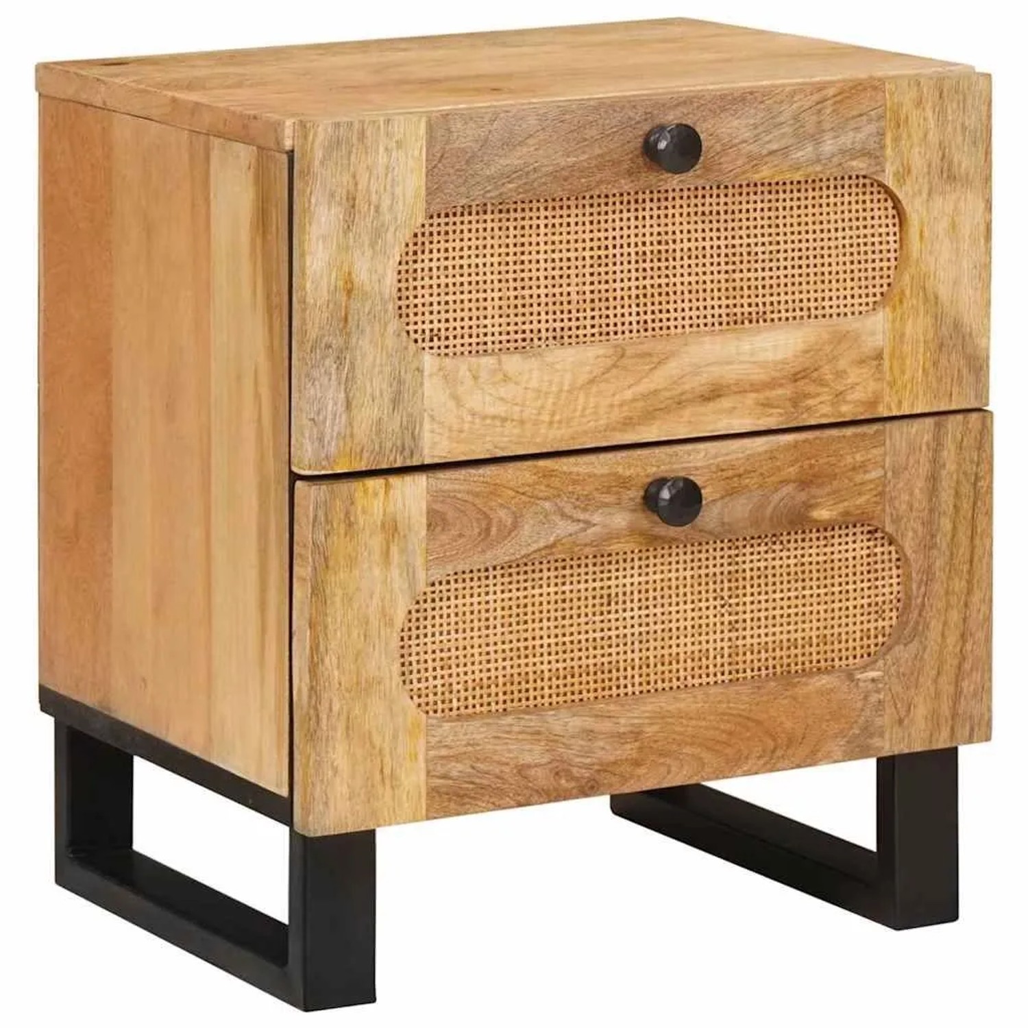 Nachttisch aus hellem Massivholz Mango mit zwei Schubladen, Rattan-Fronten und schwarzen Metallfüßen. Maße 40x33,5x46 cm.