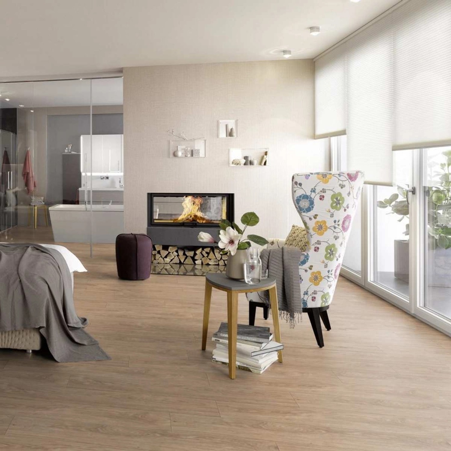 Verlegter Project Floors Klebe-Vinylboden Home/30 PW 3110/30 in Eichenholzoptik im Wohnraum mit Kamin.