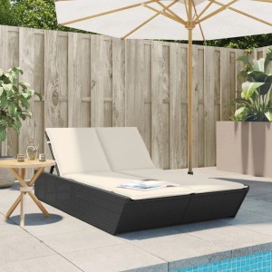 Schwarze Doppel-Sonnenliege aus Rattan mit cremeweißen Kissen für den Garten.