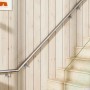 Gebürsteter Edelstahl Handlauf 200 cm mit Halterungen an heller Holzwand entlang einer Treppe mit Glasgeländer. Komplettset.