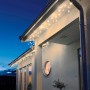 Konstsmide LED Dachrinnenkette mit bernsteinfarbenen Lichtern am Haus.