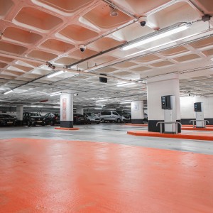 Osram Leuchtmittel G13 in Röhrenform, 36W, neutralweißes Licht in einer Tiefgarage.