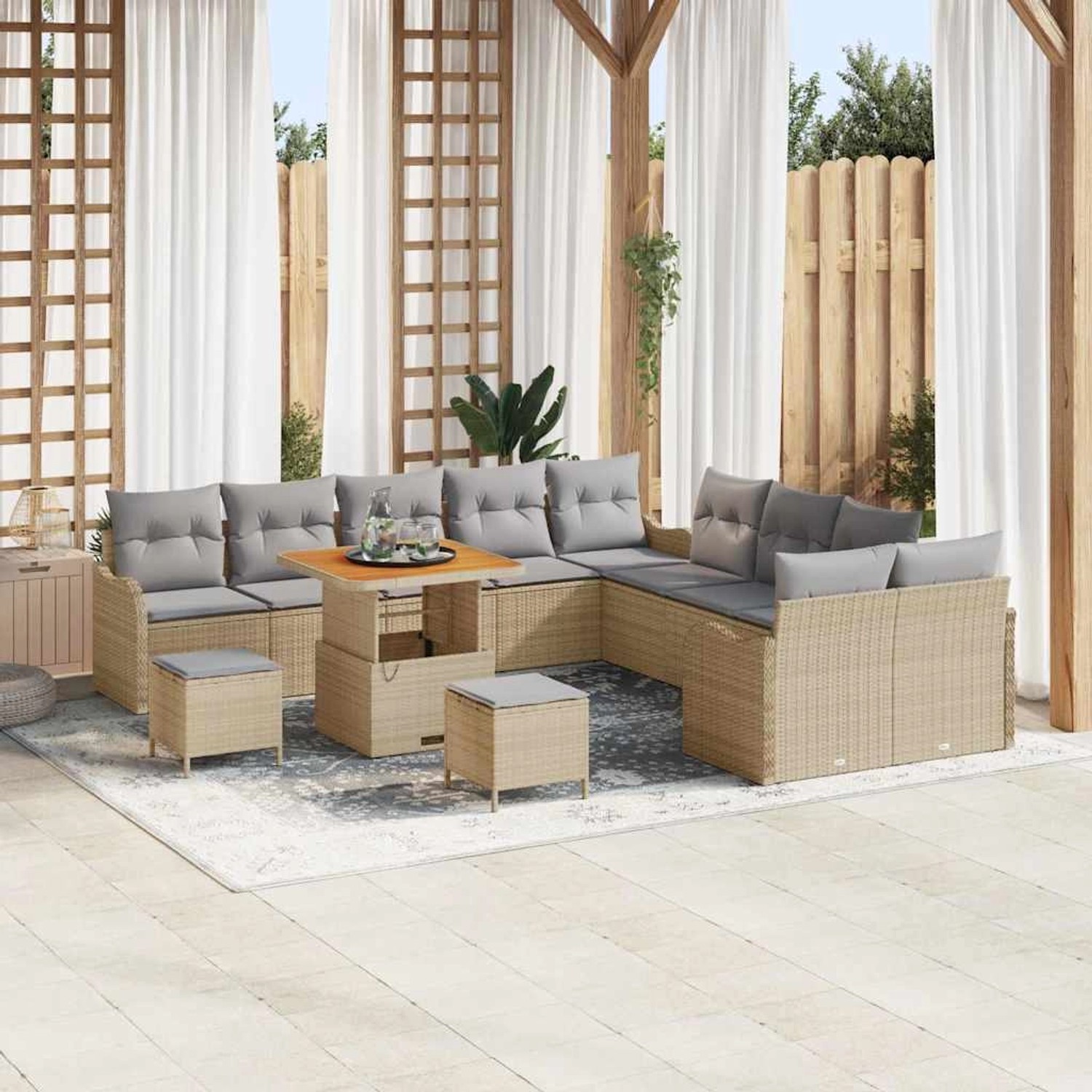 Beiges 13-teiliges vidaXL Garten-Sofa-Set aus Poly Rattan mit Tisch und Hockern.