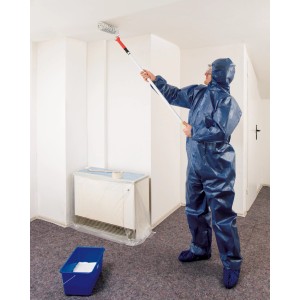 Mann streicht Decke mit Farbroller, geschützt durch LUX Maleroverall XL.