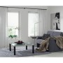 Wohnraum mit schwarzer Gardinenstange und Endstücken. Stilvolle Fensterdekoration.