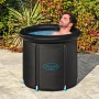 Bestway LAY-Z-SPA Eisbad Glacial Zen: Aufblasbarer, runder, schwarzer Whirlpool mit Person im Wasser.