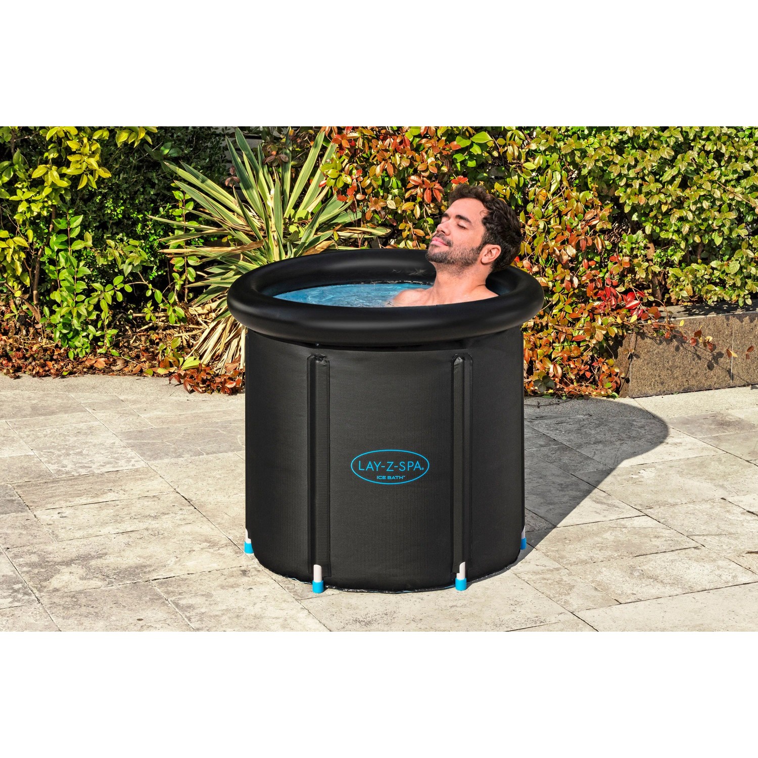 Bestway LAY-Z-SPA Eisbad Glacial Zen: Aufblasbarer, runder, schwarzer Whirlpool mit Person im Wasser.