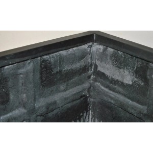 Detailansicht eines eleganten, mattschwarzen, quadratischen Fiberglas Pflanzkübels (90x90x90cm).