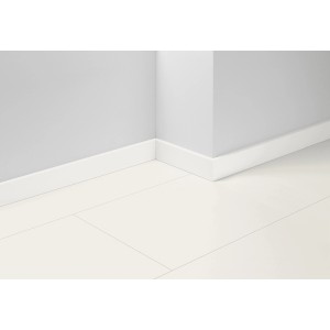 Weiße, grundierte Parador Sockelleiste SL 18 (70 mm) an Wand und Boden.