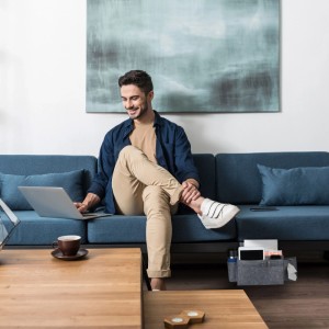 Dunkelgraue Relaxdays Betttasche aus Filz mit 8 Fächern am Sofa, für mehr Ordnung.